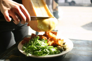 Préparez une bonne raclette et délectez-vous du goût du fromage fondu